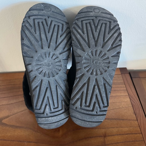 Ugg Classic Black Mini Fluff Quilted Boots Women’s Size 8 - Picture 6 of 6